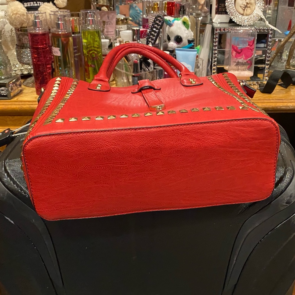 Red shoulder bag with gold studs ๐ - Picture 6 of 8
